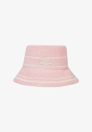 Chapeau bob en tricot rose avec des rayures horizontales blanches et le texte brodé "Karl" sur le devant.