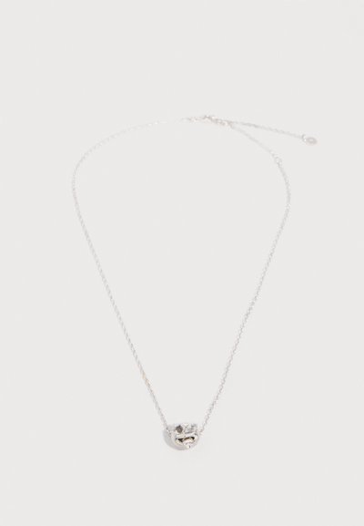 Silberne Halskette mit einer filigranen Kette und einem kleinen Mickey-Mouse-Kopf-Anhänger, mittig auf einem schlichten weißen Hintergrund.