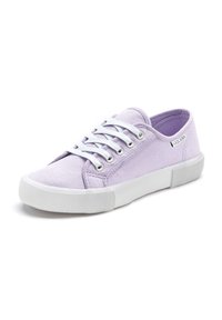 Sneaker in tela viola con lacci bianchi, suola in gomma e dettagli testurizzati. Presenta occhielli metallici e logo sul lato.