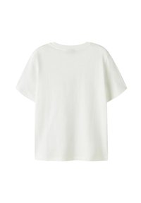 Camiseta blanca de manga corta mostrada desde la parte posterior, con un cuello redondo y un corte holgado.
