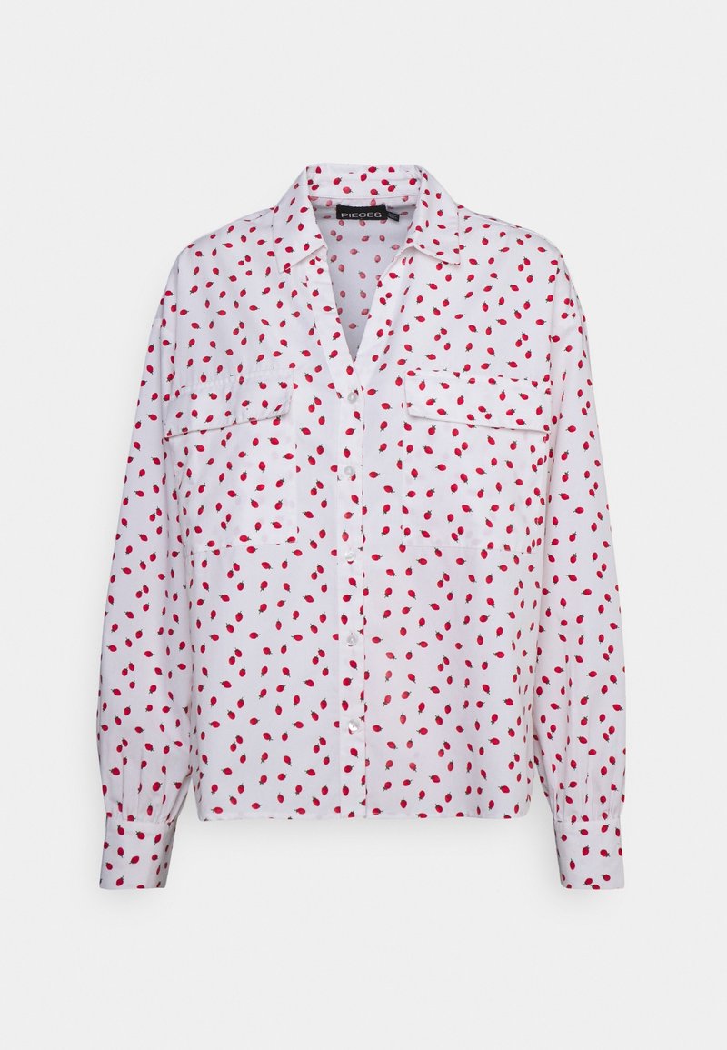 Chemise blanche à manches longues boutonnée avec imprimé boutons de rose rouges et deux poches poitrine, présentée sur un fond clair uni.