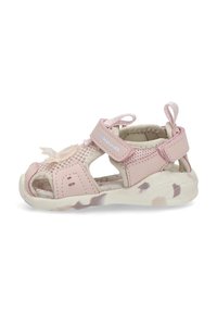 Sandalia de malla rosa con dise�ño de cortes, tiras de velcro, suela texturizada y acento floral. Ligera y transpirable para mayor comodidad.