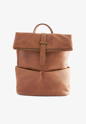 Bruine leren rugzak met een bovenhandvat, ritssluiting onder een overslagklep die wordt vastgezet met een leren riem en een messing gespsluiting.