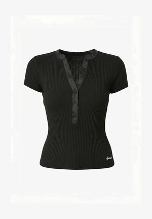 Top negro de manga corta con textura acanalada, escote en V con ribete de satén, tres botones en la parte delantera y pequeño logo de Guess cerca del dobladillo en el lado izquierdo.