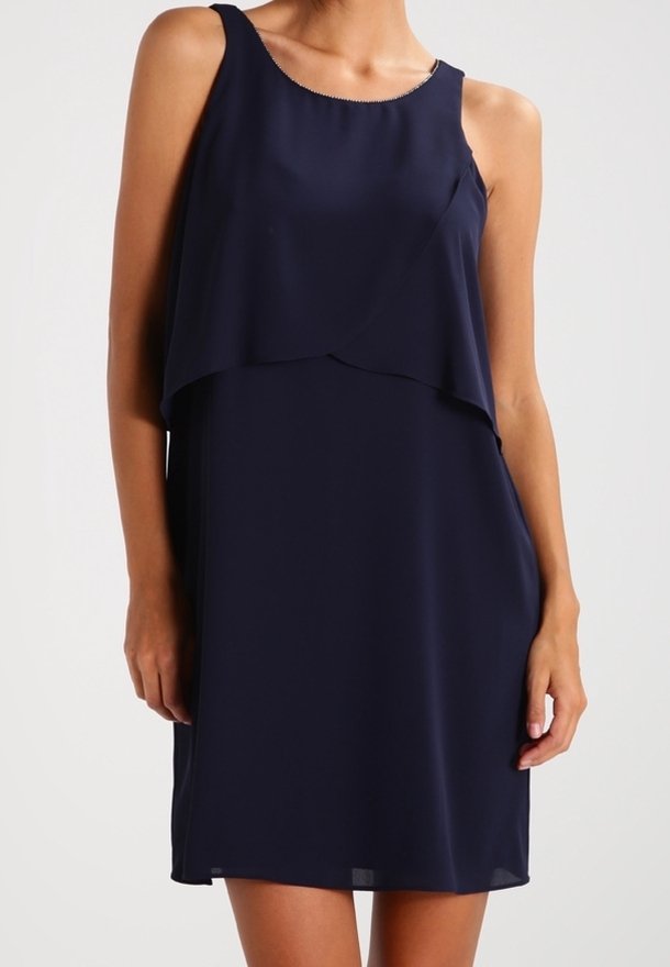 Robe sans manches bleu marine avec un design en couches. Tissu lisse, col rond et ourlet droit. Pas de motifs ou de matériel visibles.