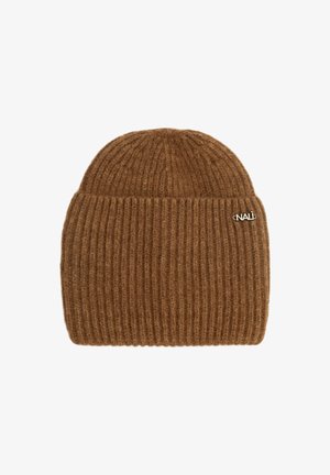 Bonnet en tricot marron avec une texture côtelée et un petit logo en métal argenté. Conçu pour s'ajuster parfaitement avec un sommet arrondi.