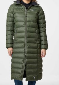 Langer, wattierter grüner Daunenmantel mit Reißverschluss vorne, zwei Seitentaschen und Kapuze. Auf der Brust befindet sich ein Logo, die Stoffstruktur ist glatt.