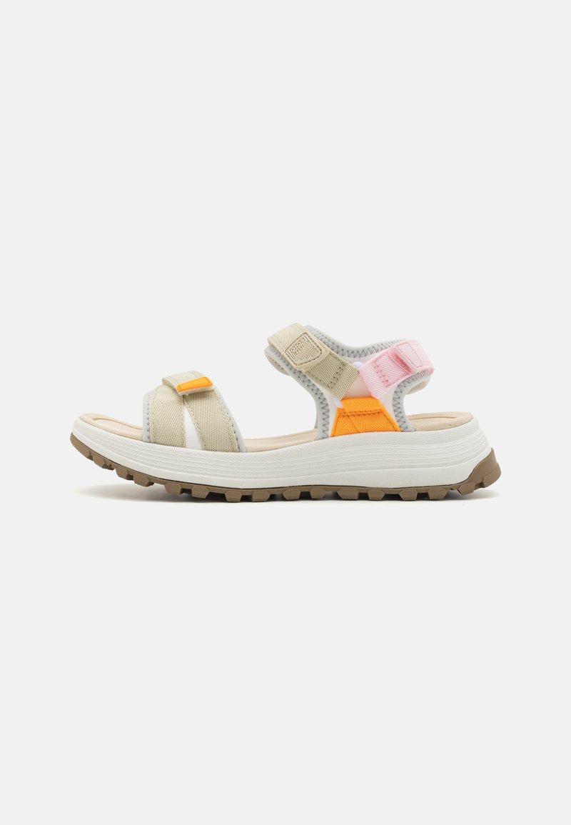 Lette sandaler med beige og rosa stropper, teksturert gummisåle, justerbare lukkinger og en polstret fotseng for komfort.