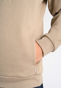 Lindbergh Felpa - dk sand mel