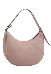 Sac à épaule en cuir beige au design incurvé, avec une seule sangle et une fermeture à glissière. Présente une surface texturée et un matériel minimal.