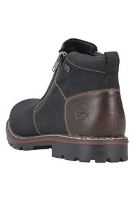 Czarne i brązowe botki za kostkę z miękkiej skóry i teksturowanej tkaniny, z bocznym zamkiem błyskawicznym, przeszyciami oraz trwałą, tkaną podeszwą.