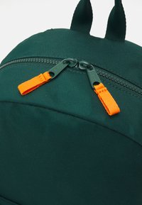 Tommy Hilfiger ESSENTIAL UNISEX - Sac à dos - ornamental green