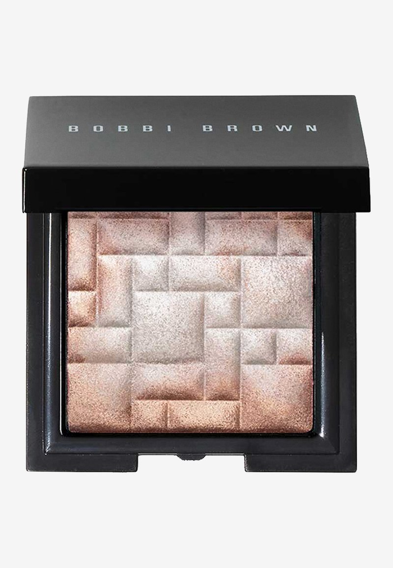 Bobbi Brown highlighter med metallisk finish har et tekstureret mønster af firkanter i gradient nuancer af guld og bronze, præsenteret i en sort kompakt.
