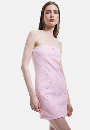 Lyserød strapless mini kjole med en tætsiddende design, glat tekstur og spredte rhinsten accenter i hele stoffet.