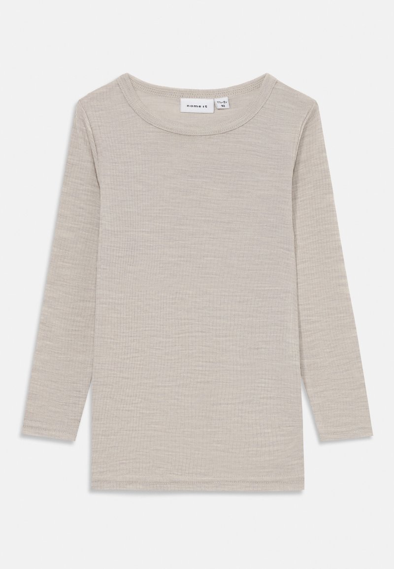 Tricou cu mânecă lungă de culoare gri deschis, realizat dintr-un material texturat. Dispune de un gât rotund și margini finisate. Eticheta este vizibilă pe gât.