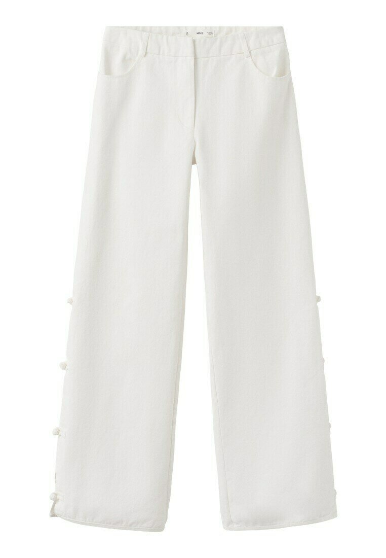 Biele široké nohavice s bočnými gombíkmi a prednými vreckami, navrhnuté pre pohodlný a voľný strih na každodenné nosenie.