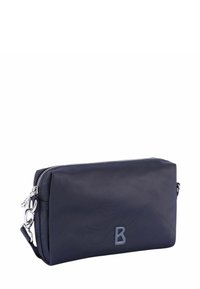 Pochette in nylon blu marina con chiusura a zip, caratterizzata da una texture liscia, un logo "B" prominente sul davanti e dettagli hardware in tonalità argento.