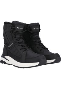 Zwarte hoge laarzen met een gestructureerde synthetische bovenkant, een veilige vetersluiting, een gewatteerde kraag en een witte meerlagige zool.