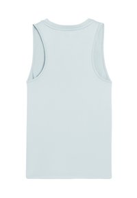 Világoskék, ujjatlan tank top, puha anyagból készült. Kerek nyakkivágással és széles karnyílásokkal rendelkezik, tiszta varrással. Egyszerű, egyszínű.