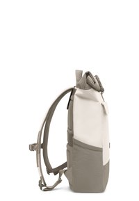 Béžový a sivý batoh s rolovacou vrchnou časťou, polstrovanými ramennými popruhmi, bočným sieťovaným vreckom a nastaviteľnými sponami, zobrazený z profilu na bielom pozadí.