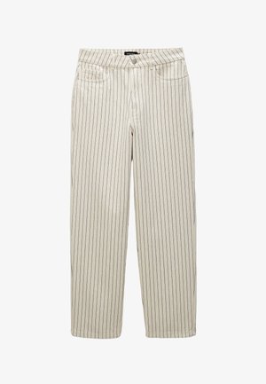 Pantalon blanc droit avec fines rayures verticales noires, bouton et fermeture éclair devant, passants pour ceinture et deux poches avant.