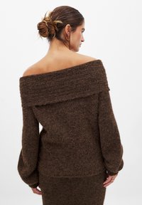 NA-KD OFF SHOULDER  - Maglione - brown