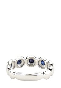 Srebrni prsten s zaobljenim, segmentiranim dizajnom koji sadrži pet plavih dragulja postavljenih između sjajnih veza. Glatka završna obrada s poliranim teksturom.