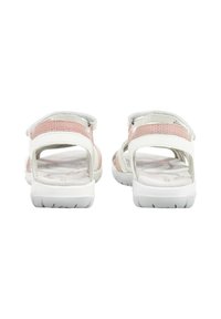 Sandalias en blanco y rosa claro con parte superior de malla, correas acolchadas y suela blanca texturizada, con un diseño minimalista y parte trasera abierta.