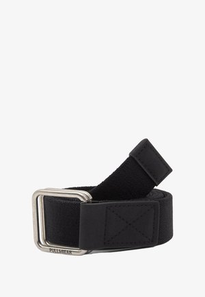 Fekete vászon öv, fém négyzetcsattal. Textúrált anyagból készült, tűzött részlettel és márkás címkével rendelkezik. Egyszerű, funkcionális kialakítás.
