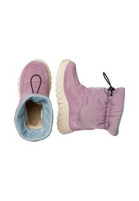 Botas de ante rosa con forro azul claro, con una suela acanalada y una lengüeta. El diseño presenta una sección fruncida en el tobillo.