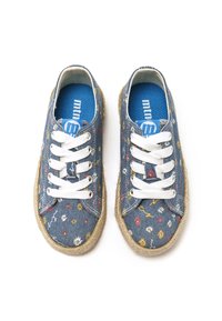 Baskets en denim avec des lacets blancs, des motifs floraux et des semelles en jute beige. Semelles intérieures bleues avec le logo "mtn". Design à bout rond.