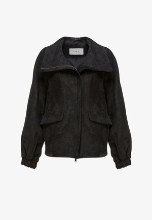 Schwarze Wildlederjacke mit weitem Kragen, frontalem Reißverschluss, großen Klappentaschen und elastischen Bündchen an den langen Ärmeln.