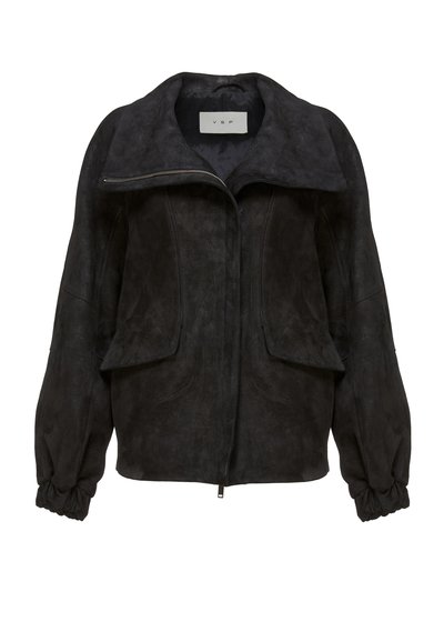 Veste en daim noir avec large col, fermeture éclair frontale, grandes poches à rabat et poignets élastiqués sur les manches longues.
