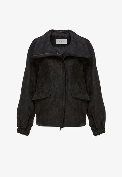 Veste en daim noir avec large col, fermeture éclair frontale, grandes poches à rabat et poignets élastiqués sur les manches longues.