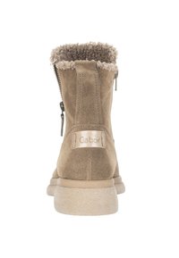 Taupe ruskinds ankel støvler med en tekstureret pelskrave, lynlås lukning og en let, polstret sål. Gabor logo på bagsiden.