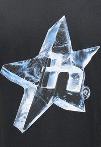 Juoda marškinėlių su mėlyno ir skaidraus kristalo žvaigždės grafika, stilizuotu raide „H“ ir apvaliu „HUF“ logotipo detalumu.