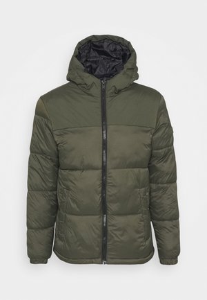 Giacca a piumino verde oliva con zip frontale, cappuccio e tessuto imbottito. Caratterizzata da una fodera interna liscia e cuciture a contrasto.