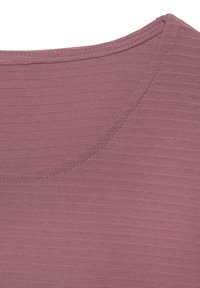 Kurzärmeliges Oberteil in gedämpftem Mauve, mit gerippter Textur und rundem Ausschnitt, versehen mit sichtbaren Nähten entlang der Kanten.
