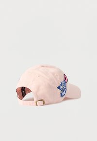 Ροζ βαμβακερό καπέλο μπέιζμπολ με διάφορα έμβληματα, συμπεριλαμβανομένου ενός ντόνατ και μπλε και λευκών λογότυπων, ρυθμιζόμενο λουράκι στο πίσω μέρος.
