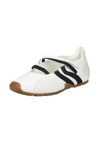 Ballerine plate en cuir blanc avec deux brides noires, accents ondulés noirs sur le côté et semelle en caoutchouc marron.