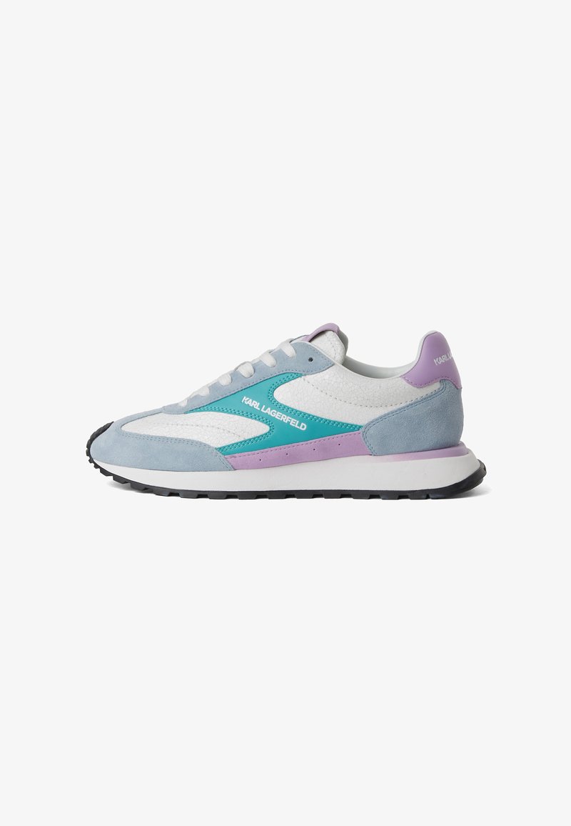 Baskets avec une tige en cuir blanc, des accents en suède turquoise et violet, des surfaces texturées et une semelle en caoutchouc noire.