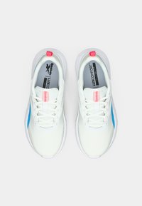 Un paio di scarpe da corsa bianche Reebok con accenti blu sui lati, linguette rosa e suole interne LuxComfort imbottite, viste dall'alto.