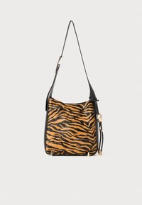 Sac à épaule en cuir noir et orange à rayures de tigre, avec une sangle en cuir noir et des accents en matériel doré. Texture lisse, style hobo.