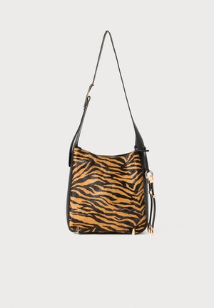 Zwart en oranje tijgerstrepen leren schoudertas, met een zwarte leren schouderband en gouden hardware accenten. Glad textuur, hobo stijl.