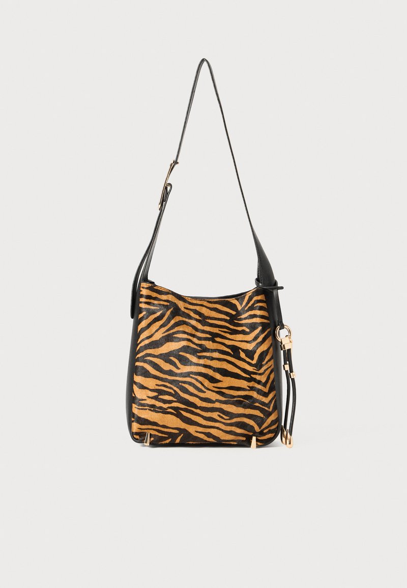 Sac à épaule en cuir noir et orange à rayures de tigre, avec une sangle en cuir noir et des accents en matériel doré. Texture lisse, style hobo.