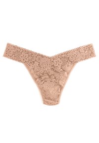 Lace string in een naaktkleur met bloemmotieven. Zachte textuur met een brede, decoratieve tailleband en een delicate randafwerking.