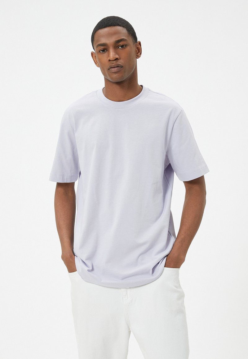 Lyslilla kortærmet T-shirt lavet af blødt bomuldsstof. Rund halsudskæring og afslappet pasform med subtile syninger og uden synlige mønstre.