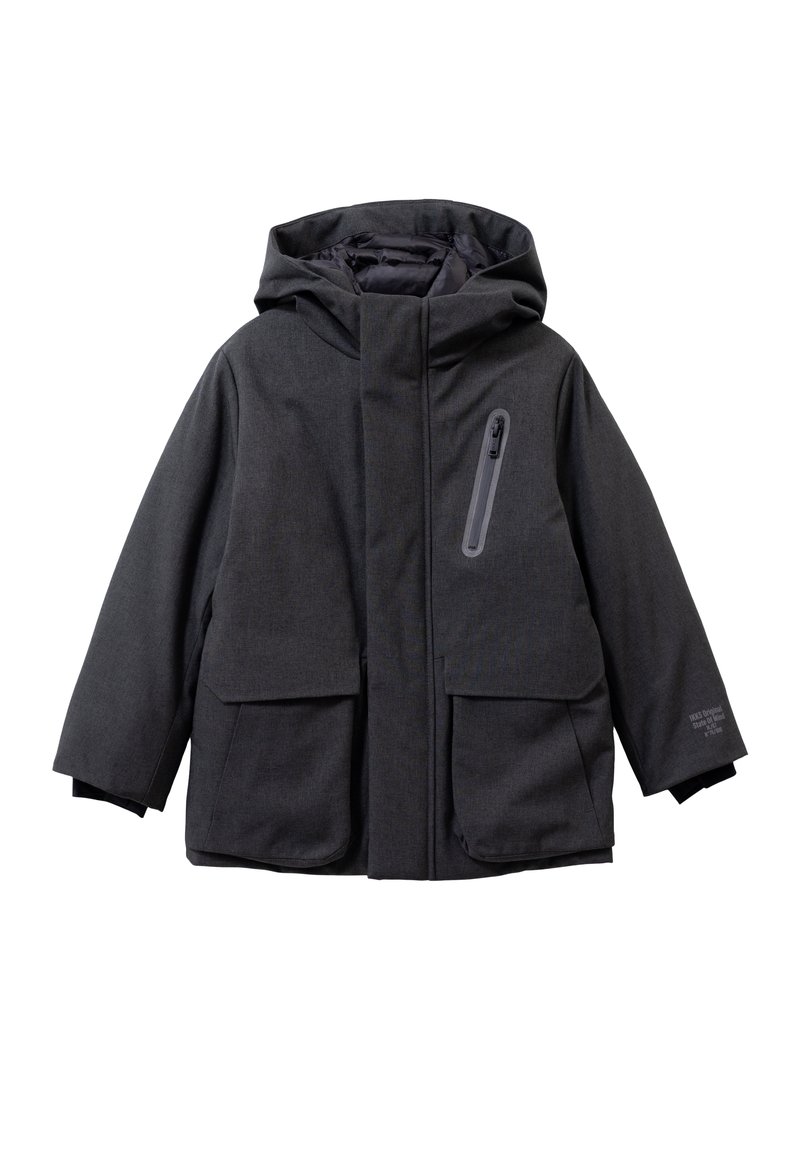 Donkergrijze buitenjas met capuchon, voorrits, twee grote voorzakken en een borstzak. Geweven stof en verstelbare manchetten.