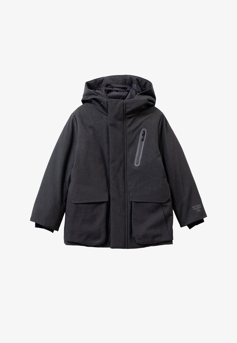 Ciemnoszara kurtka outdoorowa z kapturem, z zamkiem z przodu, dwoma dużymi przednimi kieszeniami i kieszonką na piersi. Teksturowana tkanina i regulowane mankiety.