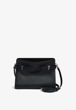 Schwarze Lederhandtasche mit glatter Textur, ausgestattet mit zwei vorderen Riemen mit silbernem Beschlag und einem verstellbaren Schulterriemen.